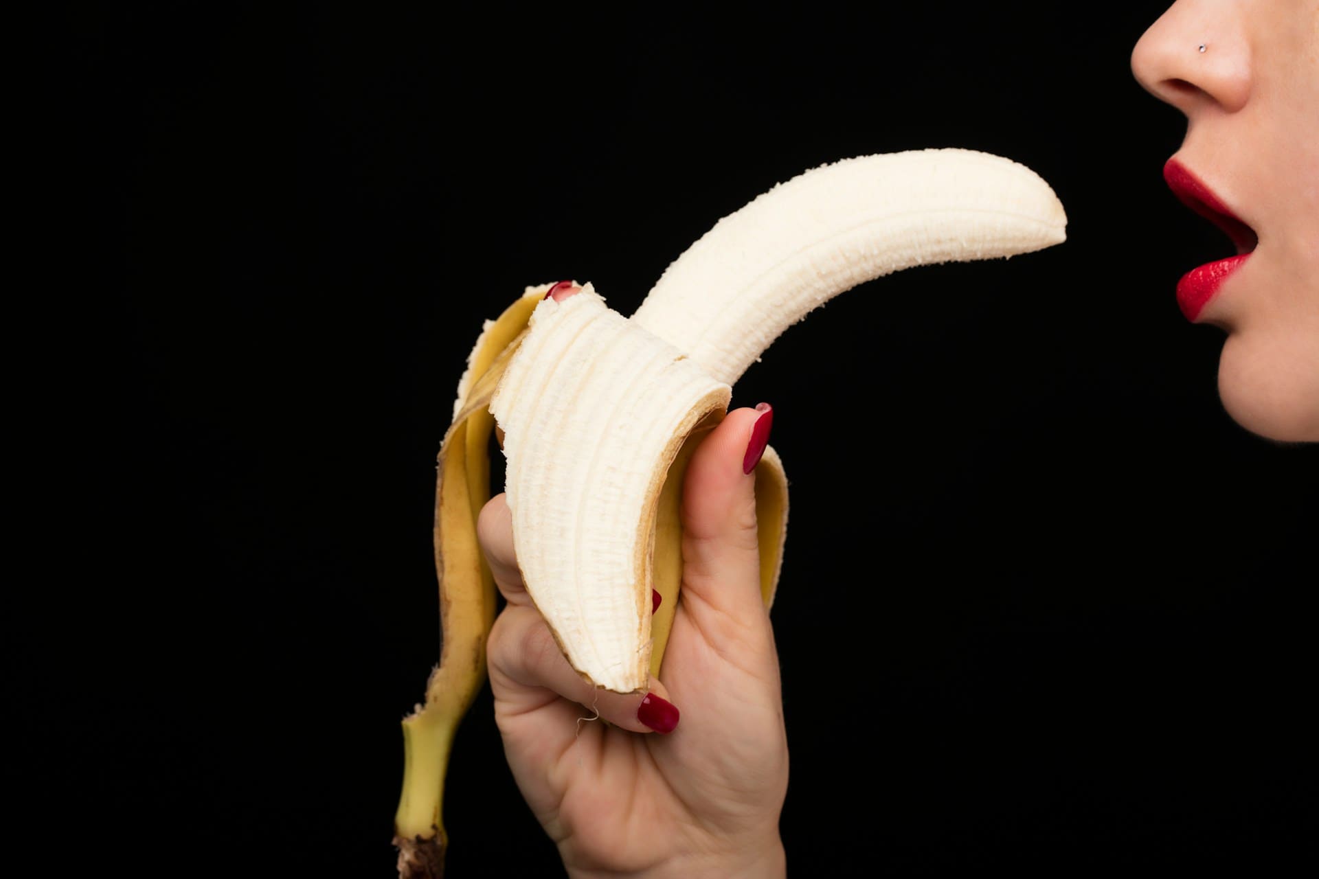 donna mangia banana