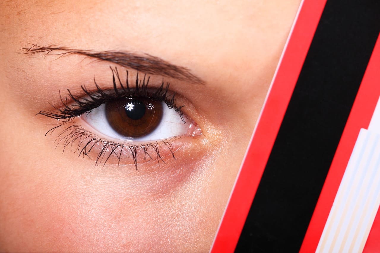 donna si copre occhio con carta di credito