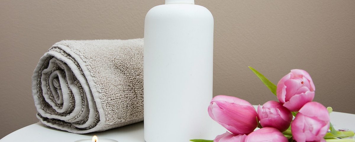 Kit da massaggio: mazzo di rose finte, dispenser, asciugamano