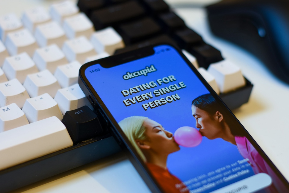 telefono aperto su OkCupid app di dating