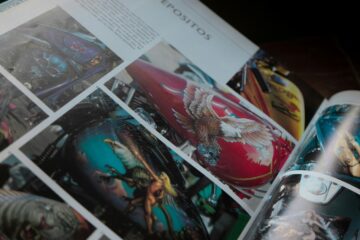 libro aperto con immagini fumetto all'interno