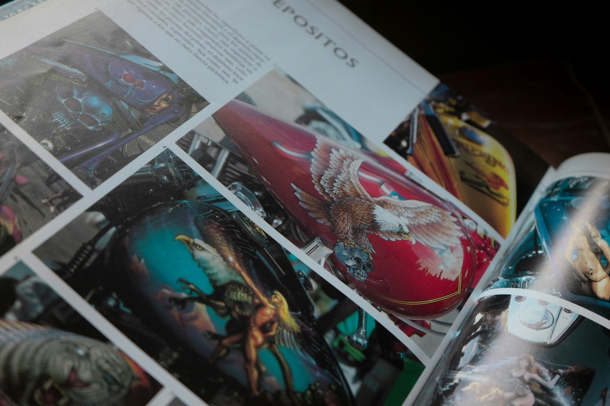 libro aperto con immagini fumetto all'interno