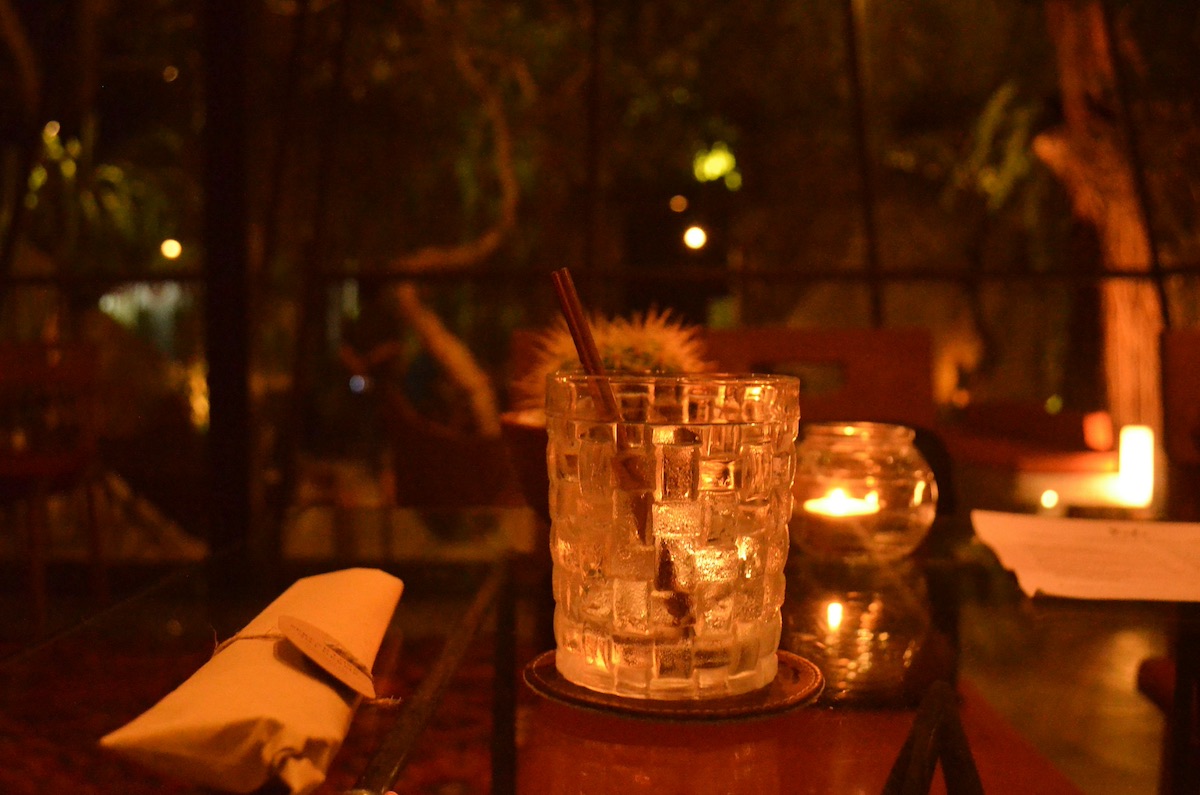 bicchiere con cocktail in atmosfera romantica con luci soffuse