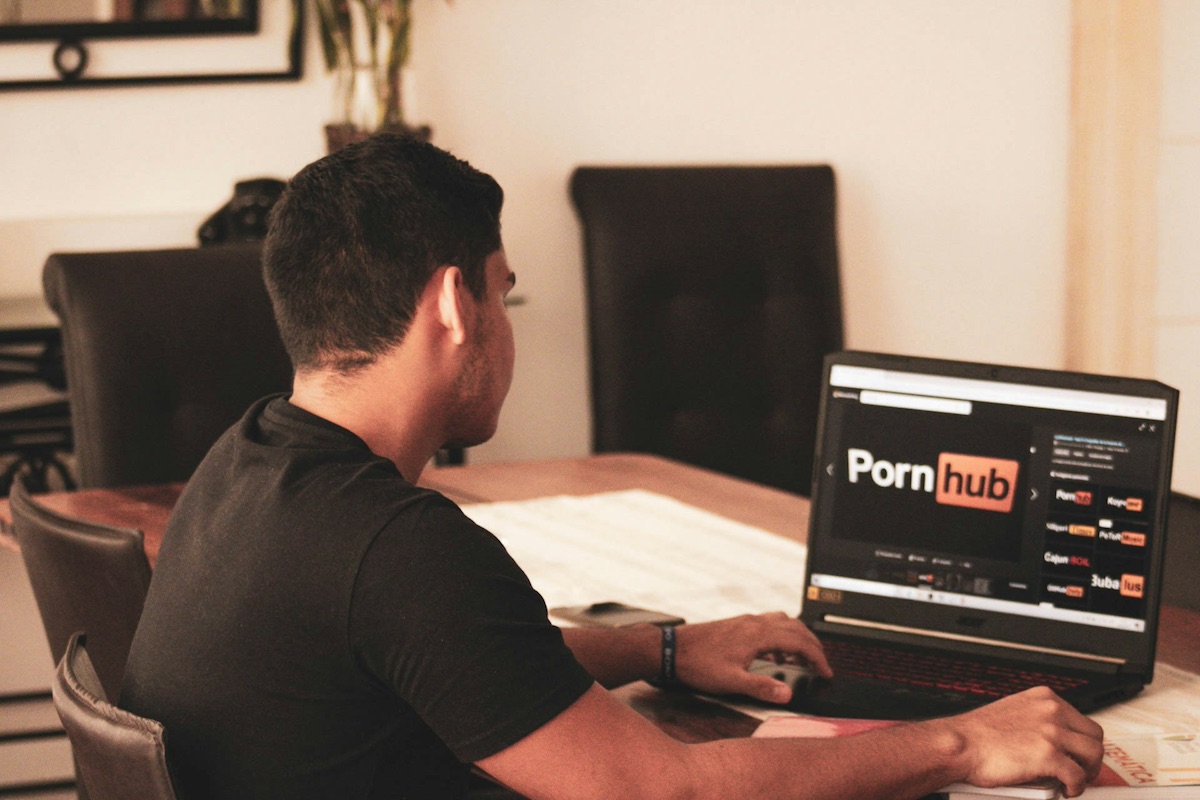 uomo guarda pornhub al pc portatile