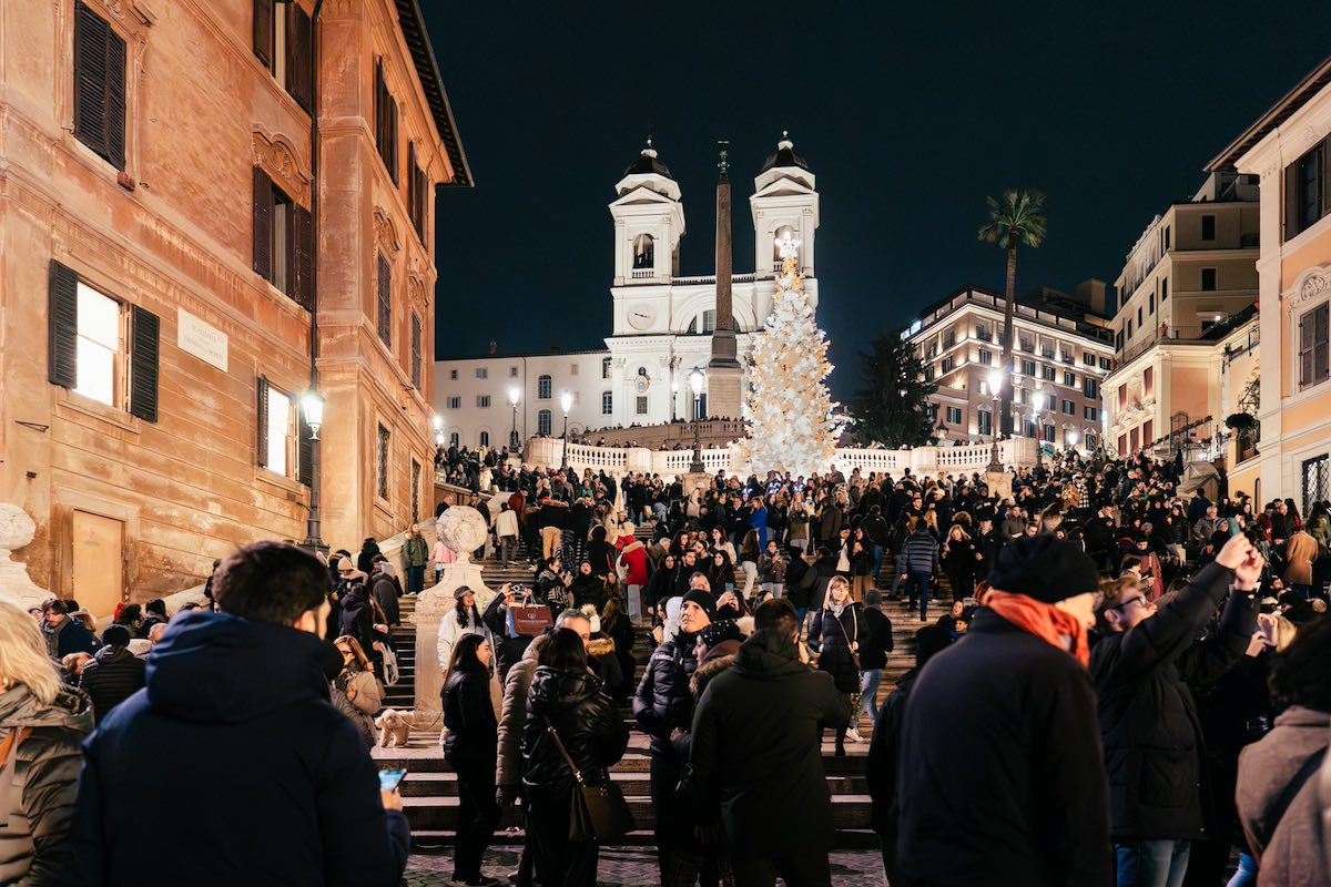 Piazza di Spagna di sera con persone