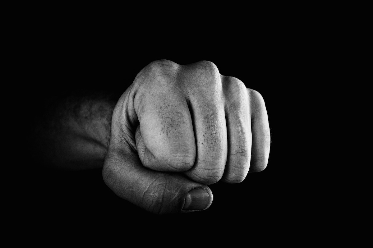 foto in bianco e nero: pugno in primo piano su sfondo nero