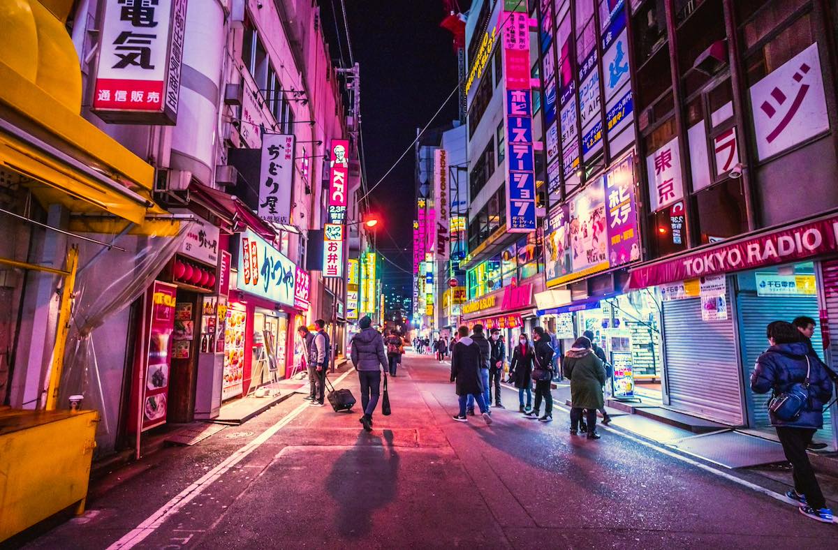 Quartiere Kabukicho illuminato di notte, cuore dell’intrattenimento notturno di Tokyo.