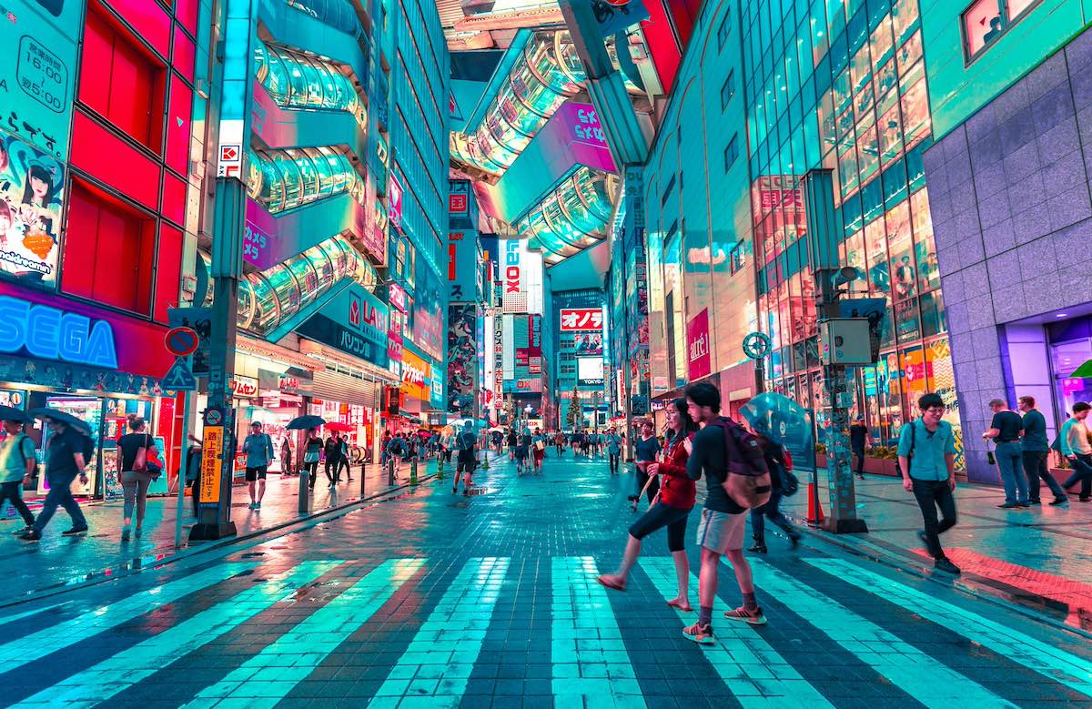 Quartiere Kabukicho illuminato di notte, cuore dell’intrattenimento notturno di Tokyo.