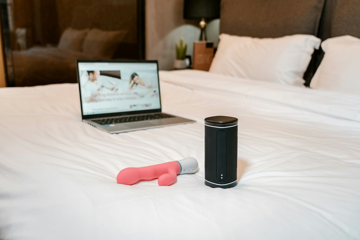 sex toys con computer portatile aperto