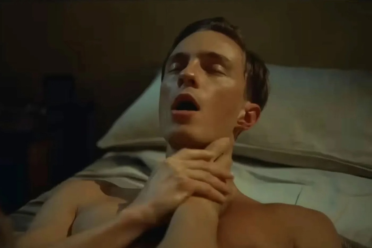 Drew Starkey in una scena di sesso nel nuovo film di Luca Guadagnino, Queer