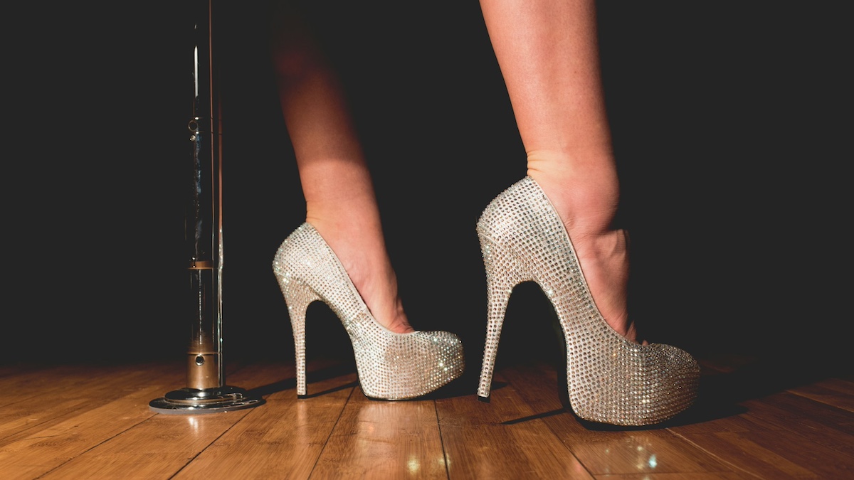 piedi di ballerina di lap dance con scarpe in prima vista