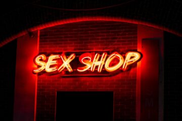 insegna neon rossa di sex shop