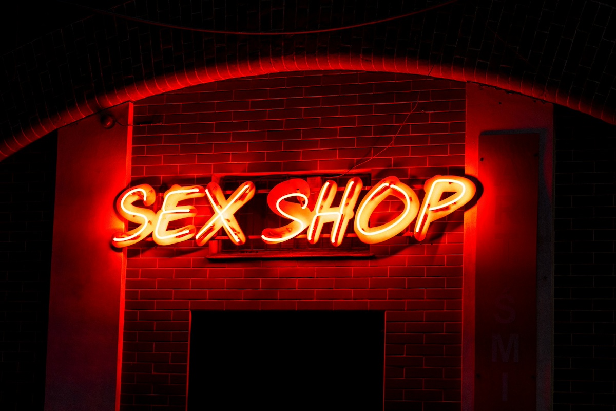 insegna neon rossa di sex shop