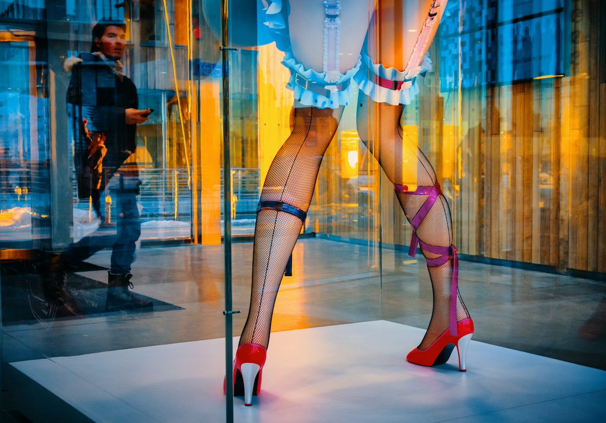 gambe di donna sexy mentre balla burlesque