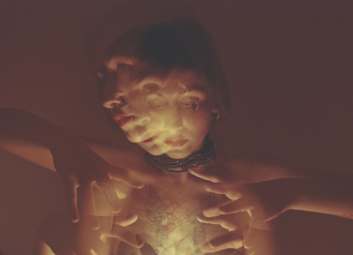 immagine sfocata di donna alle prese con una sfera di cristallo