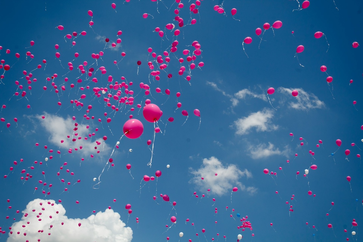 Palloncini rosa contro il cancro