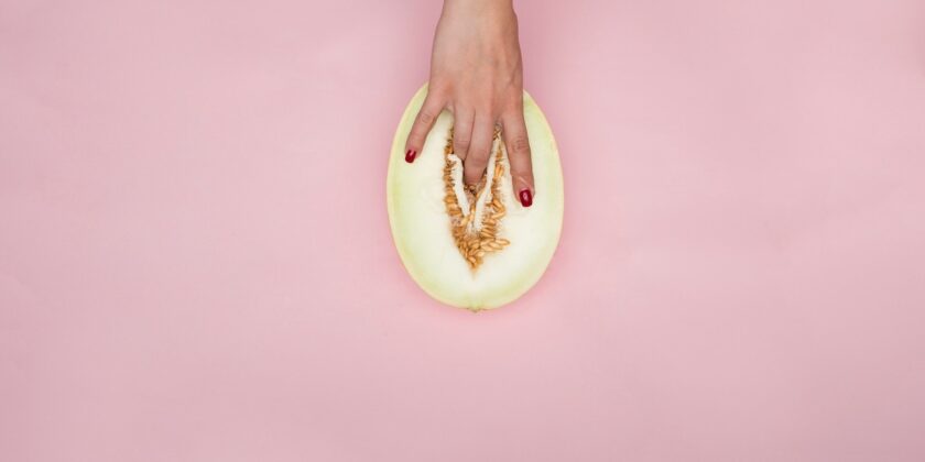 Donna con unghie dipinte che tiene una fetta di melone bianco in modo sensuale