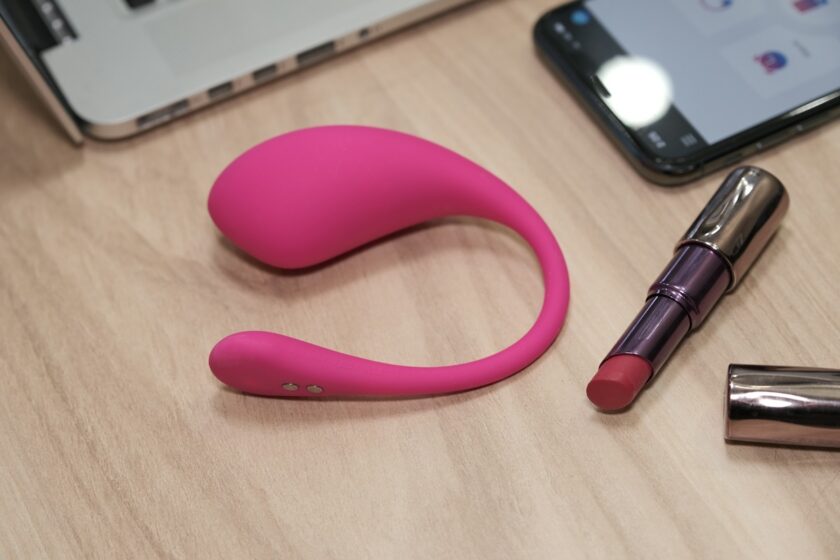Ovetto vibrante Lovense su tavolo accanto a rossetto e smartphone