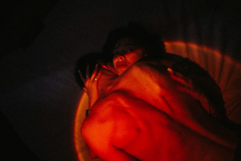 Donna in veste rossa, simbolo di sensualità e intimità