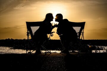 Una coppia che si abbraccia in un’atmosfera romantica al tramonto, simbolo di amore e passione duratura