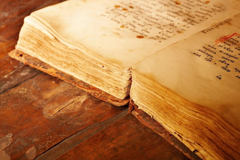 Dettaglio di manoscritto medievale con illustrazioni e simboli, atmosfera storica