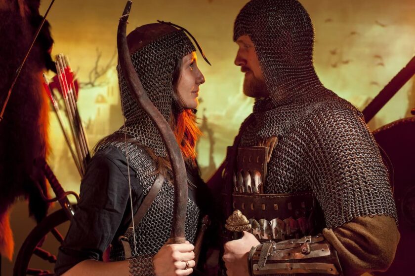 Coppia in contesto storico con atmosfera intima, riferimento al rapporto tra desiderio e norme