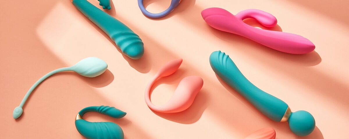 Gruppo di vibratori su un tavolo, immagine rappresentativa di sex toy, piacere consapevole e uso del vibratore.
